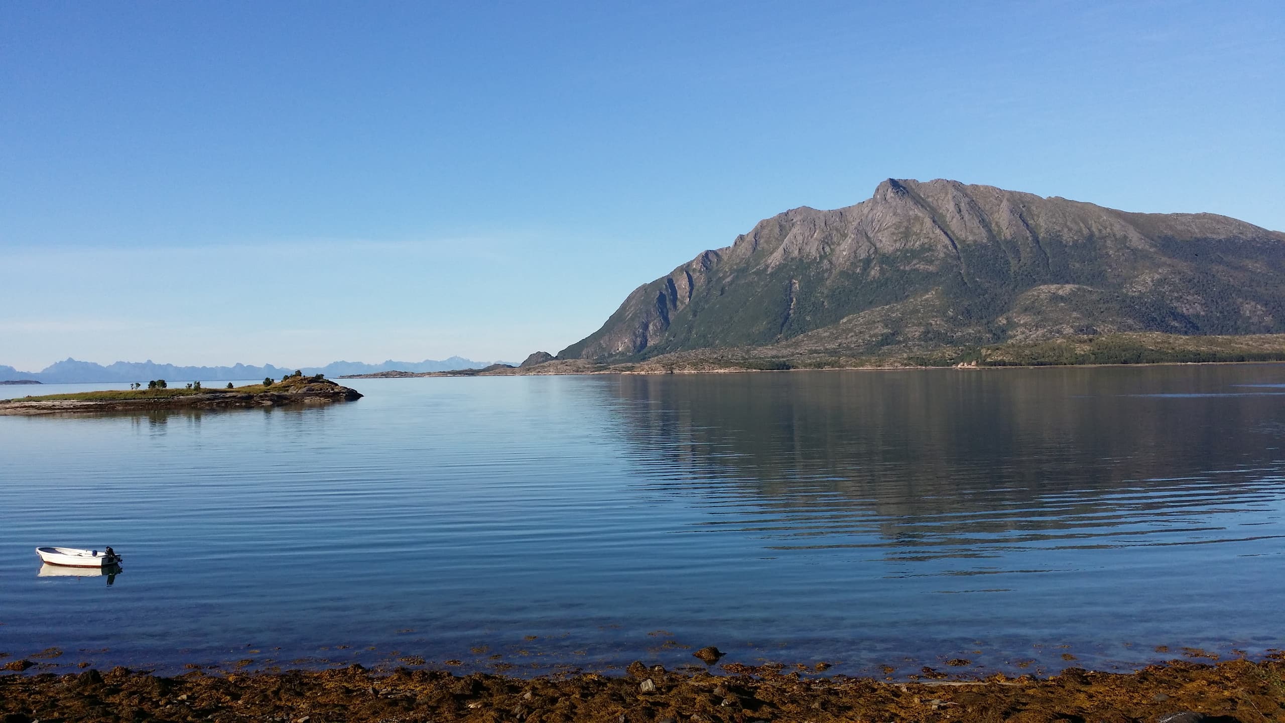 Landskap på dagtid på Engeløya i Steigen